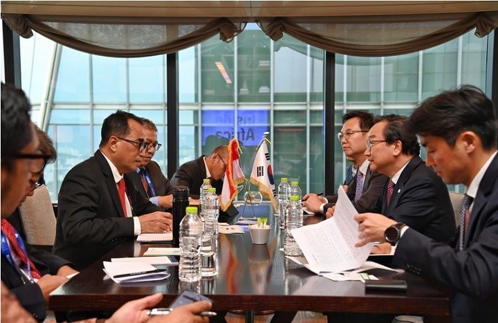 Figure 1 Menteri Perhubungan Budi Karya Sumadi melakukan pertemuan dengan Chairman & CEO Korean National Railway (KNR) Mr. Kin Hanyoung dan CEO Korea Overseas Infrastructure & Urban Development Cooperation (KIND) Mr. Kang Hoon Lee. Foto: Kemenhub 