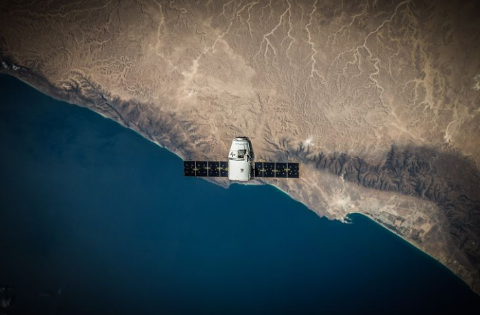 Figure 1 Ilustrasi Satelite, Space X
