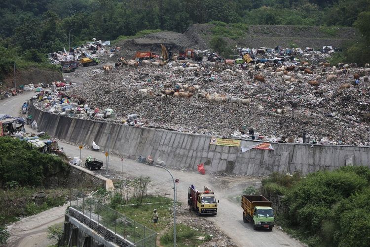 Aktivitas pembuangan sampah di Tempat Pemrosesan Akhir (TPA) Regional Piyungan, Kabupaten Bantul, DIY, Selasa (28/2/2023).
(KOMPAS/FERGANATA INDRA RIATMOKO)
