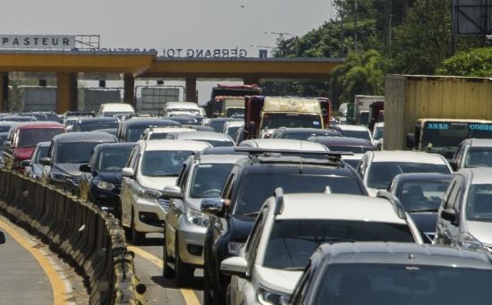 Figure 1 Suasana kendaraan yang melaju menuju Kota Bandung usai keluar Gerbang Tol Pasteur. Sumber: Republika